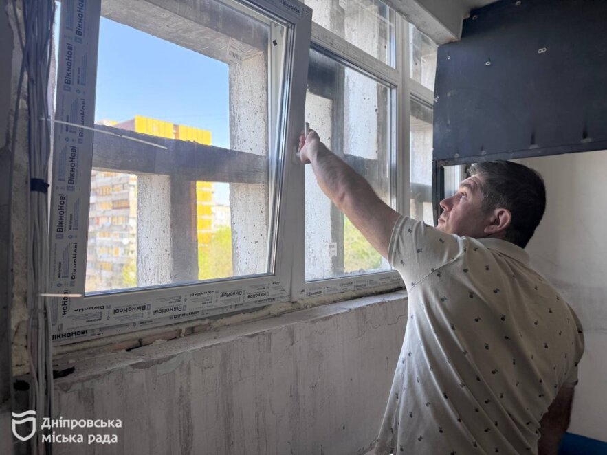 250 вибитих вікон у 5 будинках Дніпра: 90 % робіт з відновлення вже зроблено