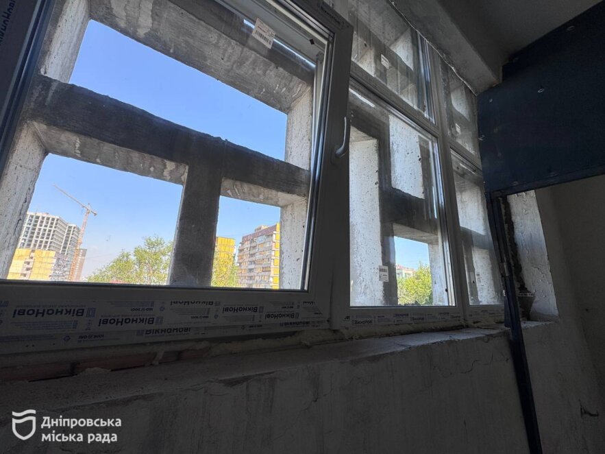 250 вибитих вікон у 5 будинках Дніпра: 90 % робіт з відновлення вже зроблено