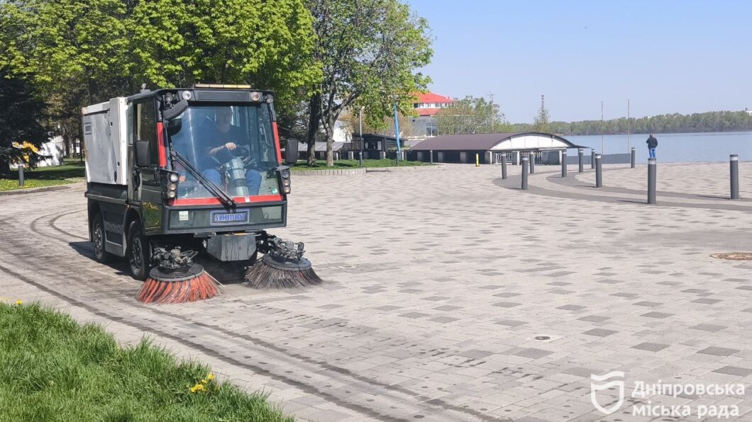 У Дніпрі цілодобово працює унікальна комунальна техніка, яка прибирає вулиці міста