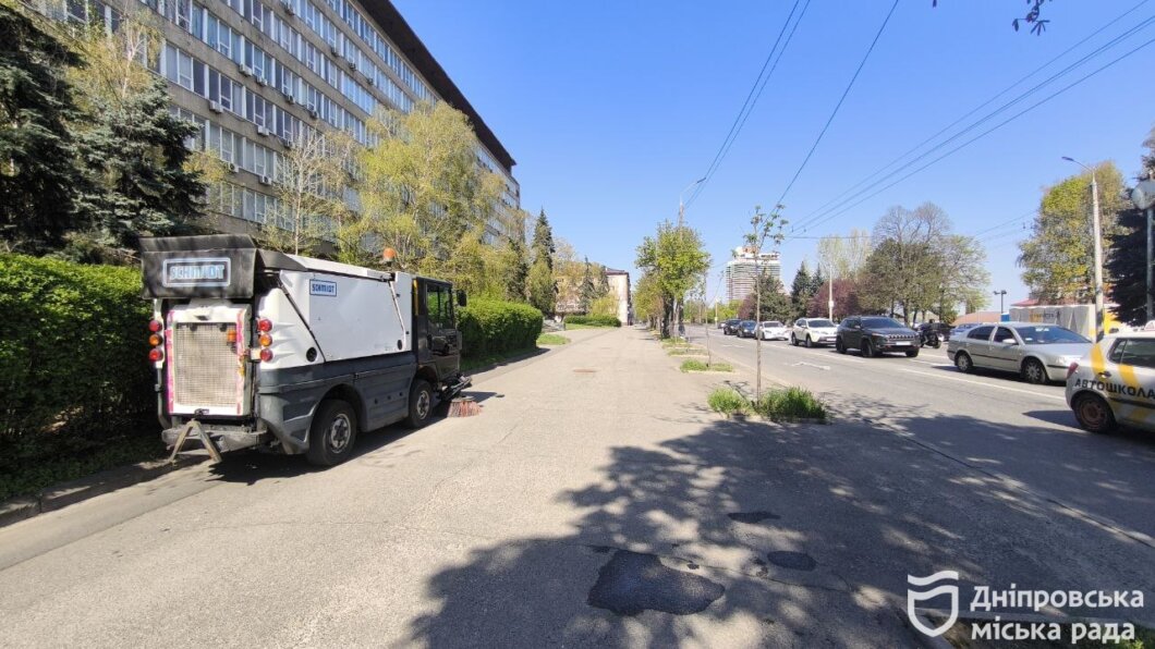 У Дніпрі цілодобово працює унікальна комунальна техніка, яка прибирає вулиці міста