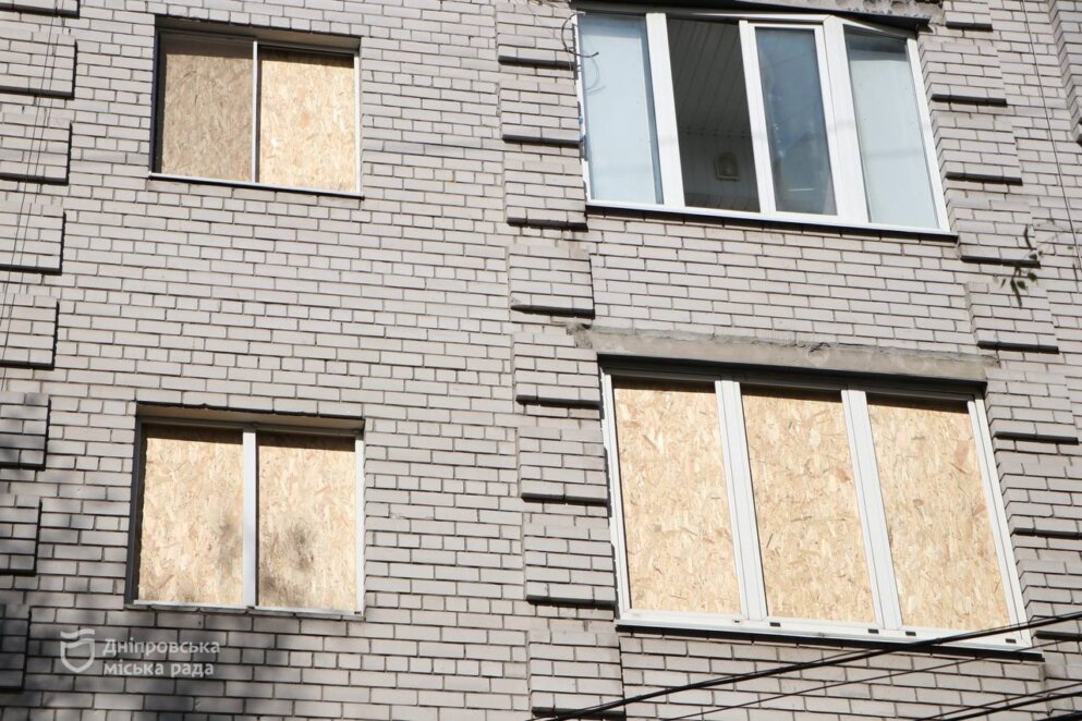 У Дніпрі продовжують ліквідовувати наслідки чергової атаки рф у ніч на 17 квітня