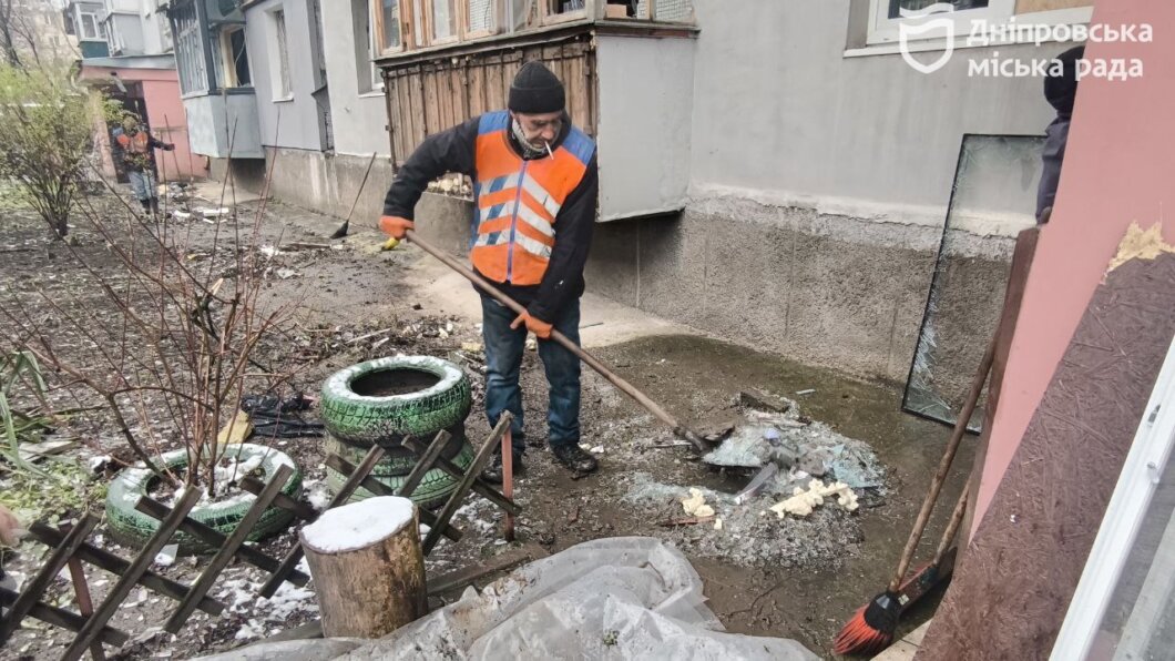 У Дніпрі внаслідок шахедної атаки постраждали багатоквартирні та приватні будинки: куди звертатися мешканцям