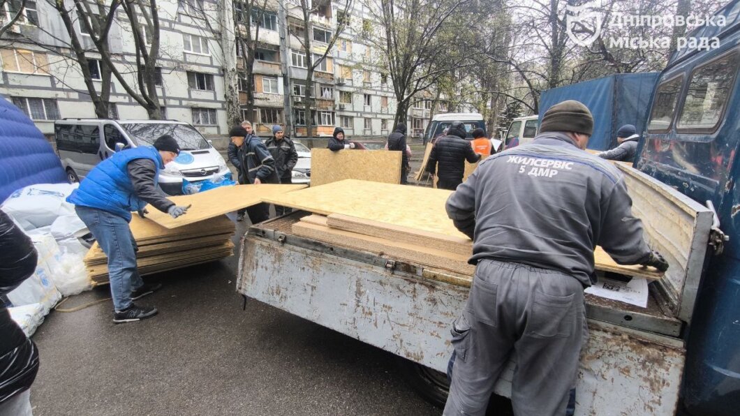 У Дніпрі внаслідок шахедної атаки постраждали багатоквартирні та приватні будинки: куди звертатися мешканцям