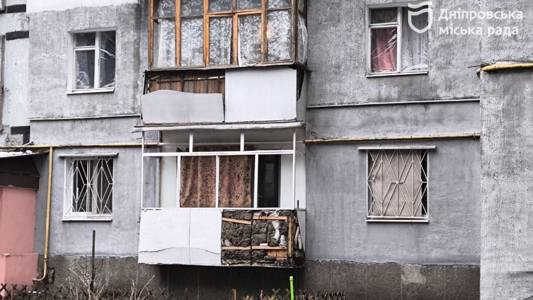 У Дніпрі внаслідок шахедної атаки постраждали багатоквартирні та приватні будинки: куди звертатися мешканцям