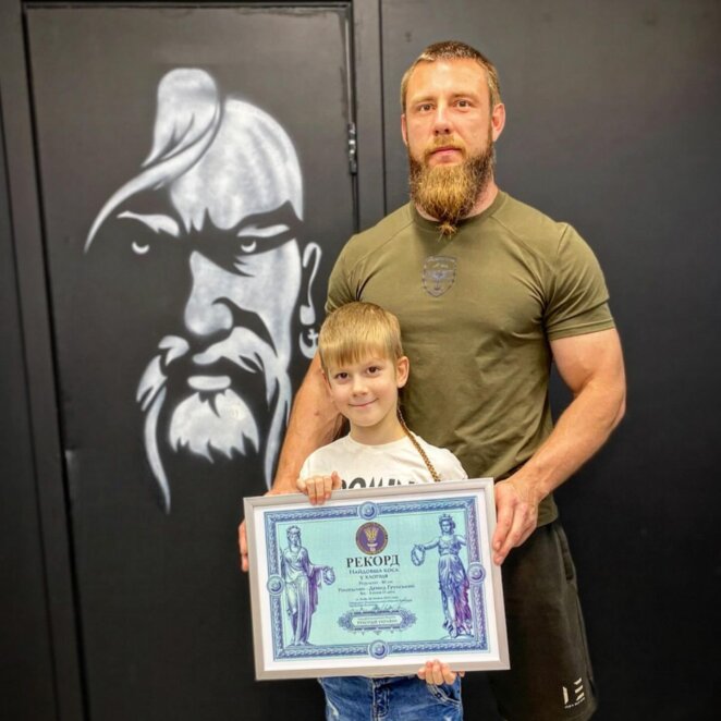 Самая длинная коса среди мальчиков: восьмилетний мальчик из Днепра установил рекорд Украины