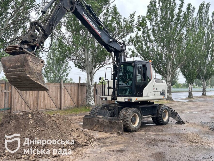 У Дніпрі на Донецькому шосе на прохання місцевих ремонтують колектор