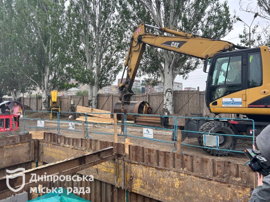 У Дніпрі на Донецькому шосе на прохання місцевих ремонтують колектор