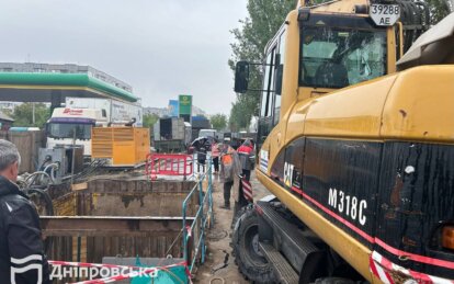 У Дніпрі на Донецькому шосе на прохання місцевих ремонтують колектор