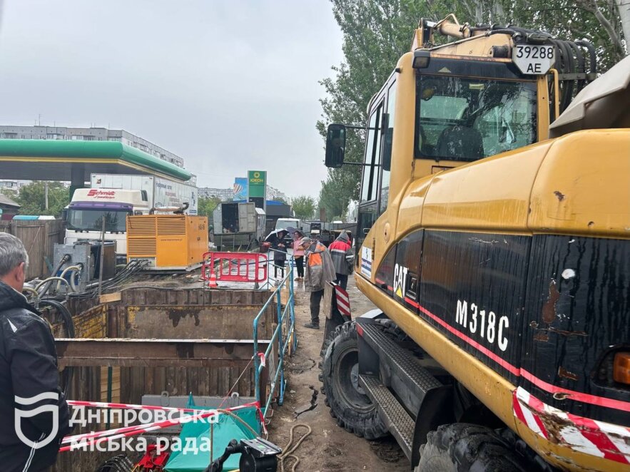 У Дніпрі на Донецькому шосе на прохання місцевих ремонтують колектор