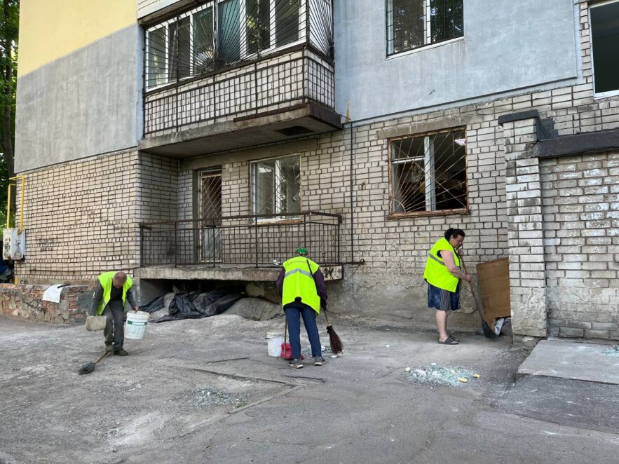 ЕКСКЛЮЗИВ
                                У Дніпрі ліквідовують наслідки обстрілів: допомагають комунальники, волонтери та міжнародні місії