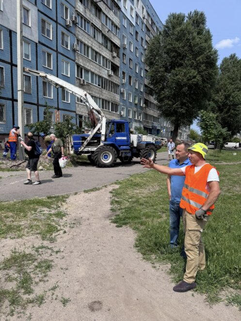 В Днепре устанавливают освещение вдоль пешеходной дорожки между ж/м Покровский и Красный Камень по заявкам горожан