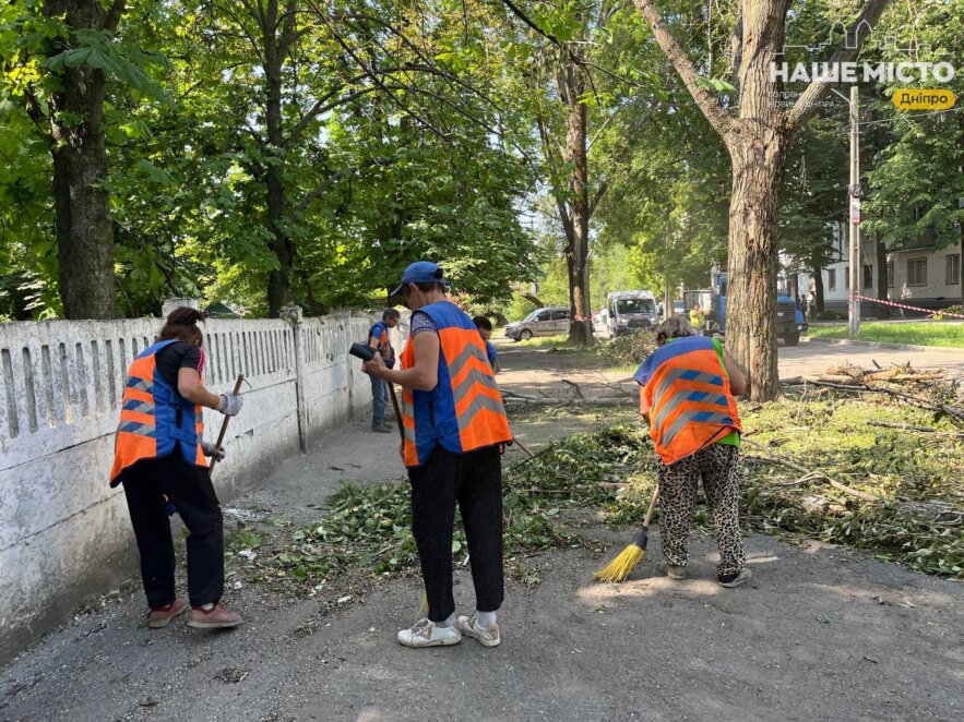 ЕКСКЛЮЗИВ
У Дніпрі ліквідовують наслідки обстрілів: допомагають комунальники, волонтери та міжнародні місії