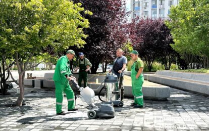 В Днепре скверы моют новыми аппаратами: коммунальщики очищают гранитную брусчатку от пятен