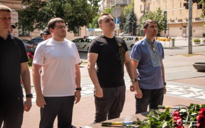 День Конституції України: у Дніпрі поклали квіти до пам'ятника молодому Тарасові Шевченку