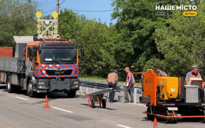 Ще одна аварійна ділянка стане безпечнішою: у Дніпрі на вул. Космічній встановлюють колесовідбійний брус