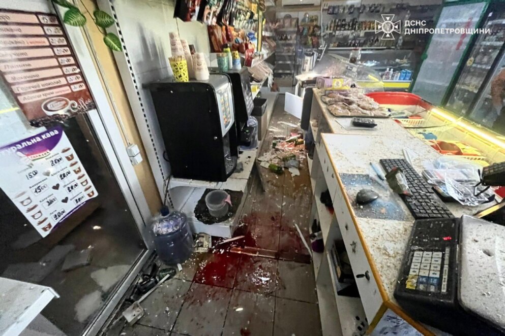 Российские войска ударили по продуктовому магазину в Никополе: пострадали три человека