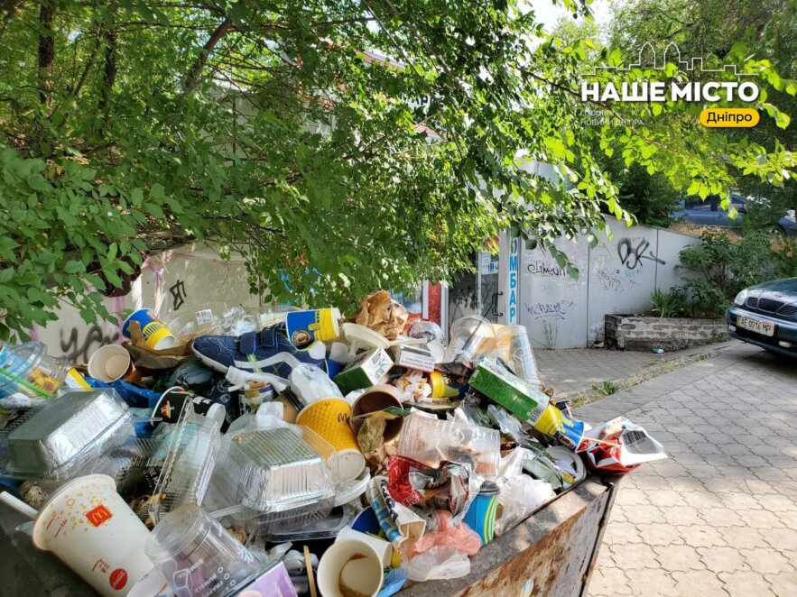 У Дніпрі ліквідували негабаритне сміття на вулиці Янтарній