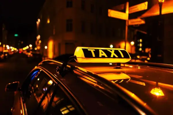 У Дніпрі стріляли через таксі перед комендантською годиною