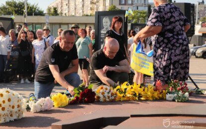 У Дніпрі у Новокодацькому районі відкрили меморіальний знак памʼяті воїнам-захисникам України
