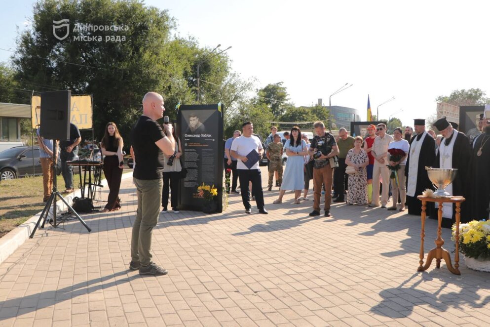 У Дніпрі у Новокодацькому районі відкрили меморіальний знак памʼяті воїнам-захисникам України