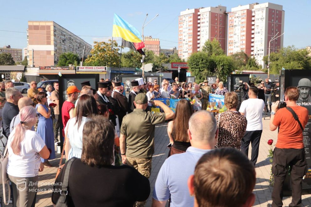 У Дніпрі у Новокодацькому районі відкрили меморіальний знак памʼяті воїнам-захисникам України