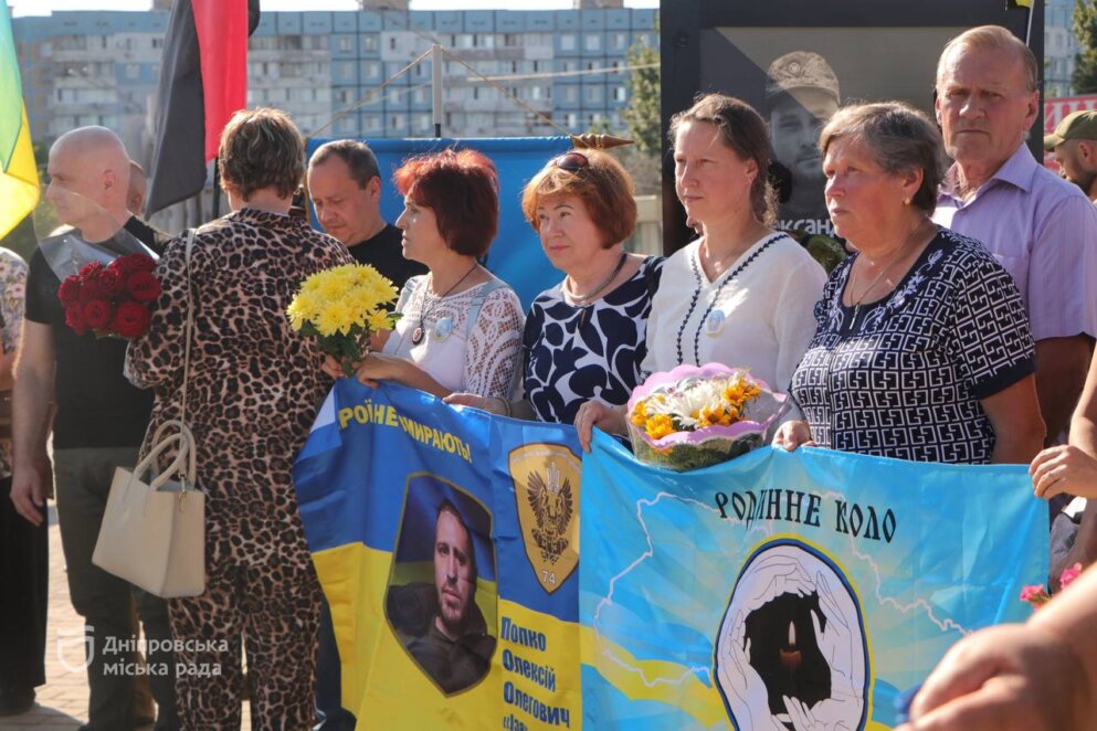 У Дніпрі у Новокодацькому районі відкрили меморіальний знак памʼяті воїнам-захисникам України