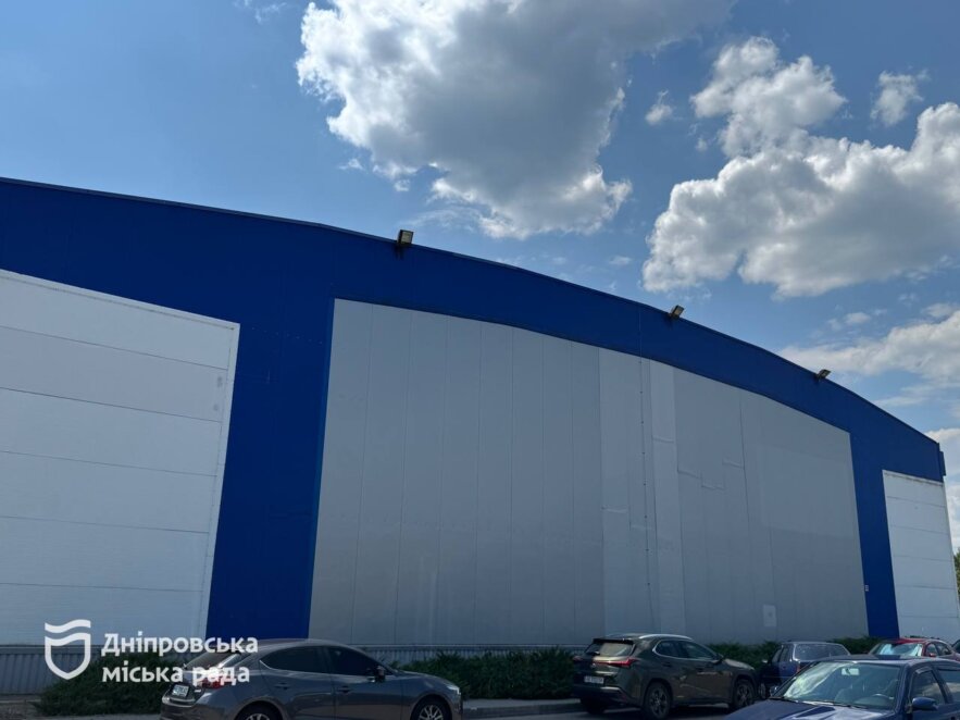 Льодова арена у Дніпрі поновила роботу після ворожого обстрілу