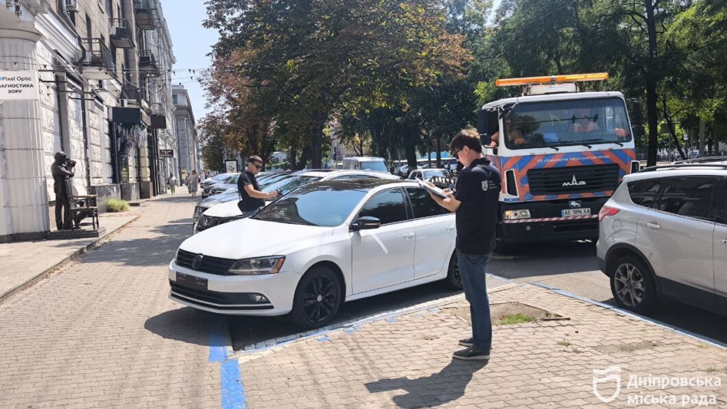 У Дніпрі автівки без номерних знаків переміщують на штрафмайданчик