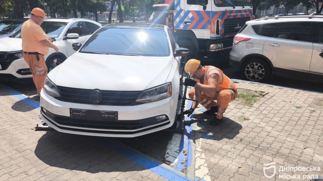 У Дніпрі автівки без номерних знаків переміщують на штрафмайданчик