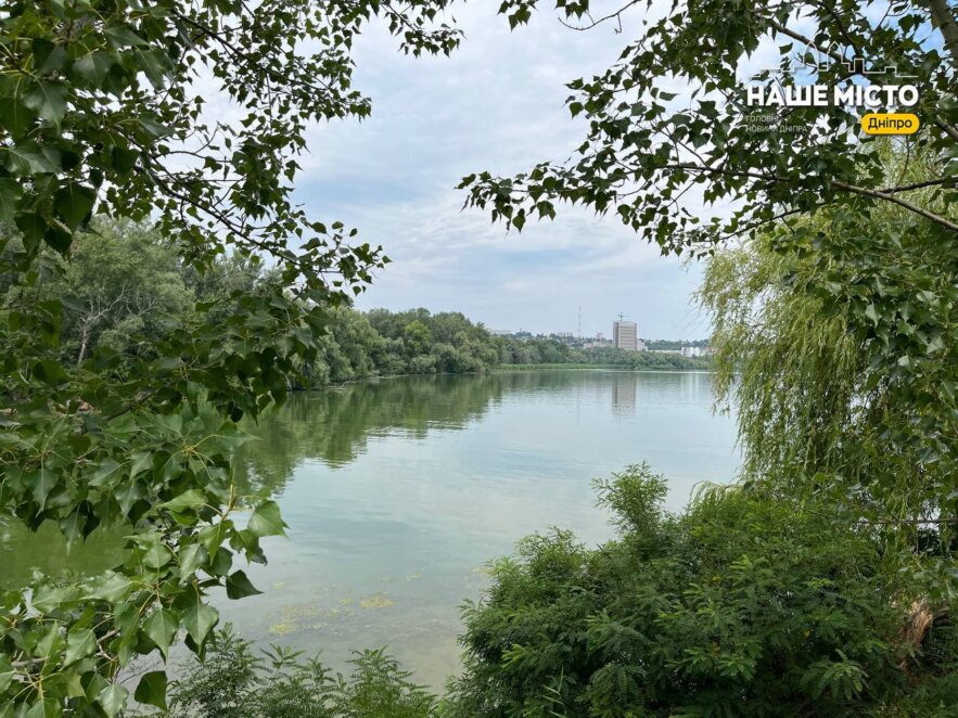 В Днепре на Набережной Победы обустроили зону отдыха на косе