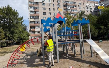 Гойдалки, карусель, пісочниця: у Дніпрі оновлюють дитячі майданчики