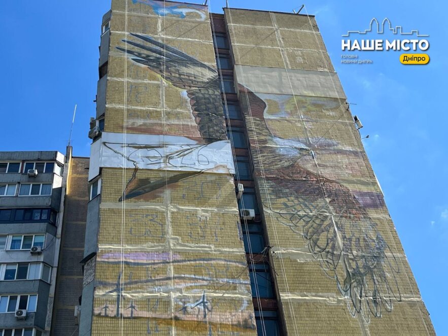 В Днепре на Ж/М Солнечный создают новый мурал с изображением орла