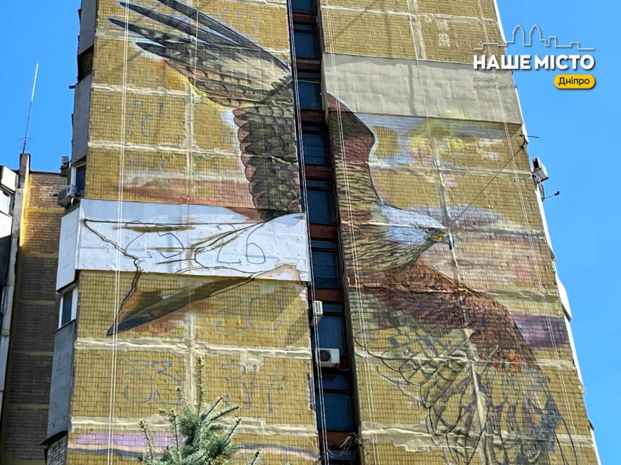 В Днепре на Ж/М Солнечный создают новый мурал с изображением орла