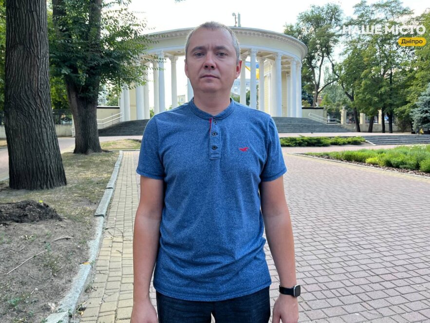 Парки Дніпра засяяли патріотичними прикрасами до Дня Державного прапора та Незалежності України