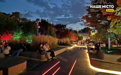 Яскраві вогні та простір для родинного дозвілля: як виглядає Успенська площа у Дніпрі у вечірній час - Наше місто