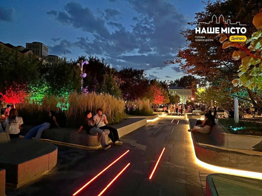Яскраві вогні та простір для родинного дозвілля: як виглядає Успенська площа у Дніпрі у вечірній час - Наше місто