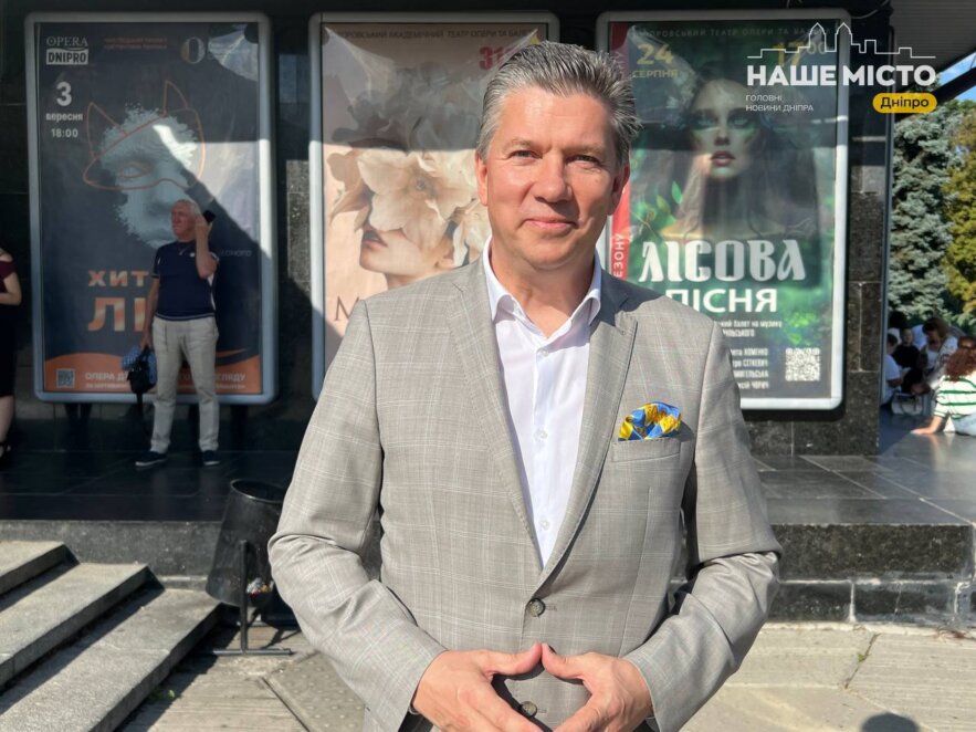 Дніпровський театр опери та балету відкрив сезон у День Незалежності з гімном і новою інсталяцією