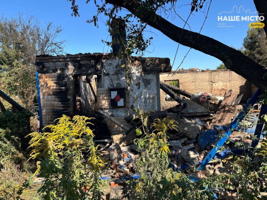 Кіт дивом вижив: внаслідок нічної атаки у Дніпрі вщент згорів приватний будинок