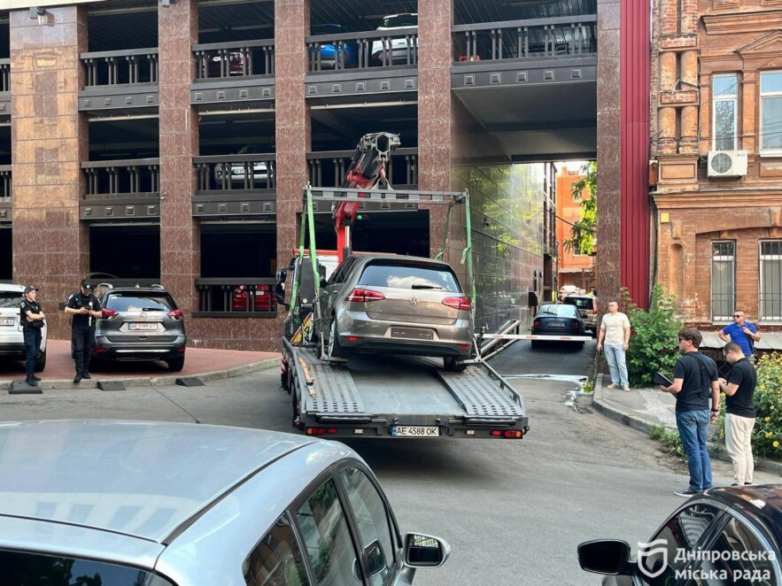 У Дніпрі автівки без номерних знаків переміщують на штрафмайданчик