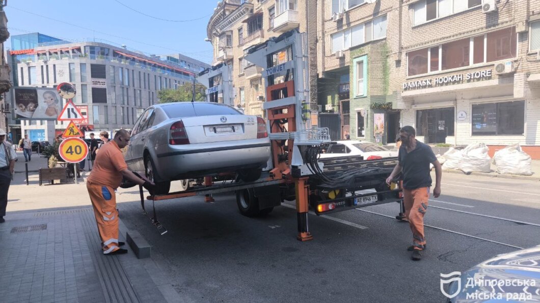 У Дніпрі автівки без номерних знаків переміщують на штрафмайданчик