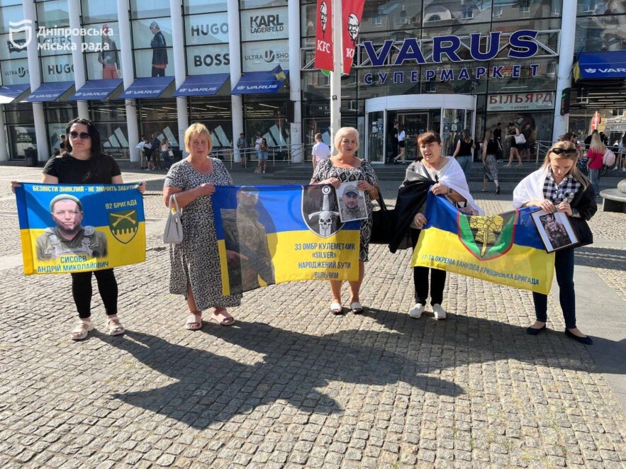 У Дніпрі вшанували пам'ять зниклих безвісти: мітинг-концерт зібрав родини та активістів - Наше Місто