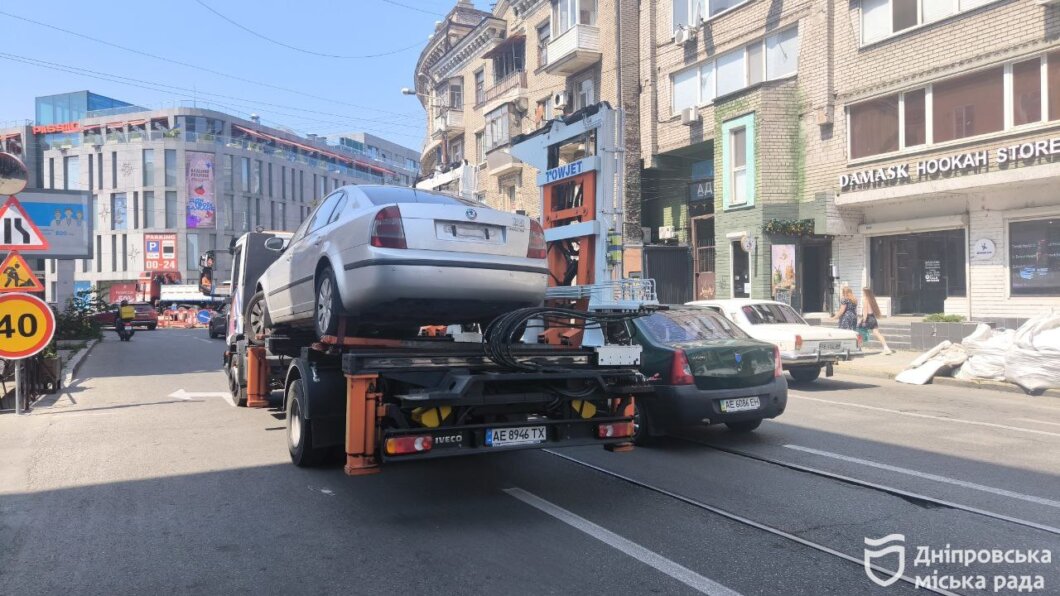 У Дніпрі автівки без номерних знаків переміщують на штрафмайданчик