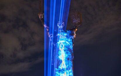У Києві «Батьківщина-Мати» засяяла завдяки світловій інсталяції митця з Дніпра