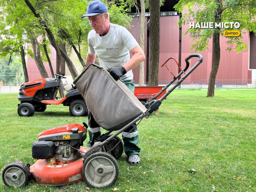 Затишок та чистота: як у Дніпрі в парку Писаржевського комунальники доглядають газони - Наше місто