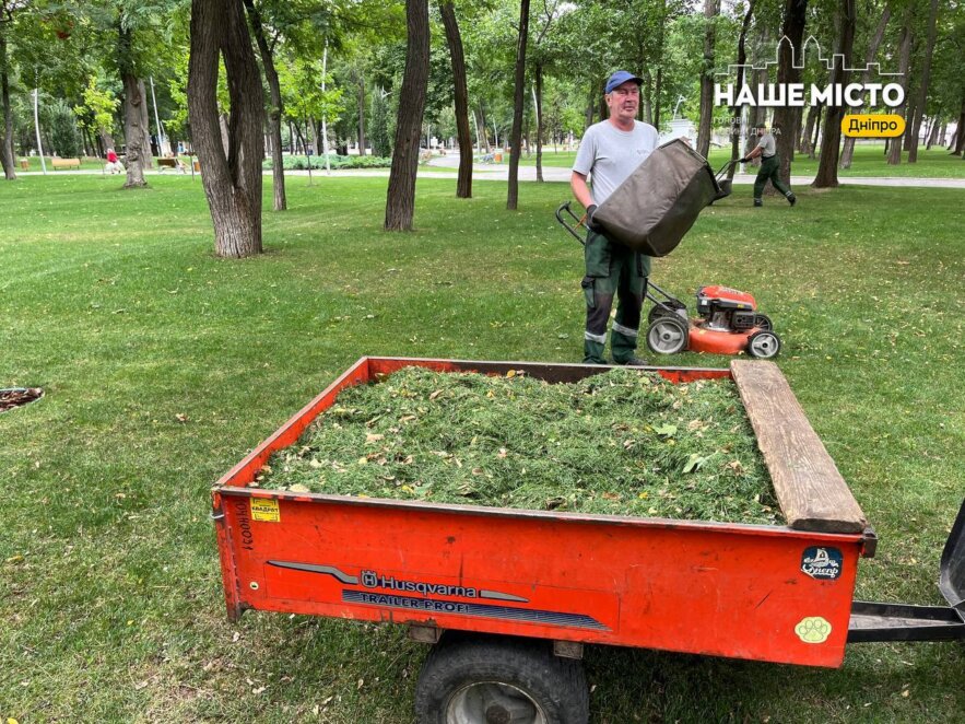 Затишок та чистота: як у Дніпрі в парку Писаржевського комунальники доглядають газони - Наше місто