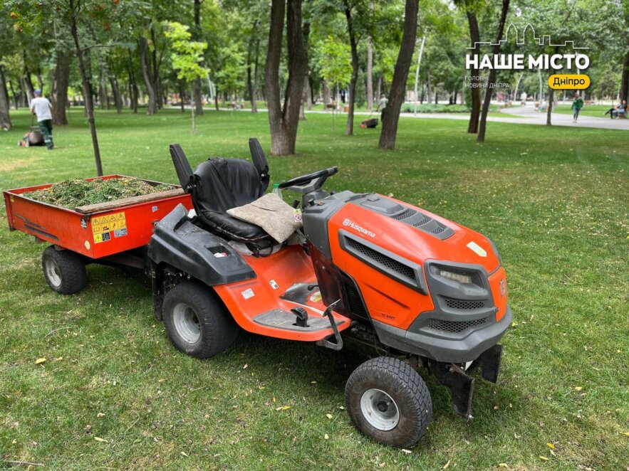 Затишок та чистота: як у Дніпрі в парку Писаржевського комунальники доглядають газони - Наше місто