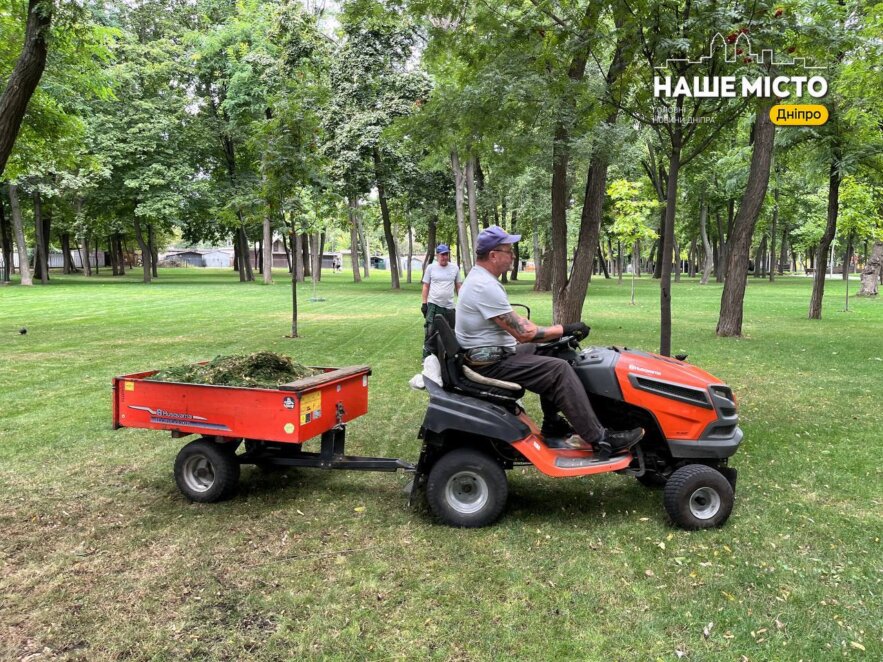 Затишок та чистота: як у Дніпрі в парку Писаржевського комунальники доглядають газони - Наше місто