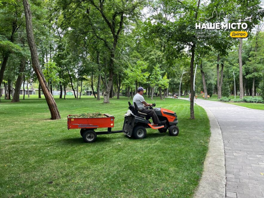 Затишок та чистота: як у Дніпрі в парку Писаржевського комунальники доглядають газони - Наше місто
