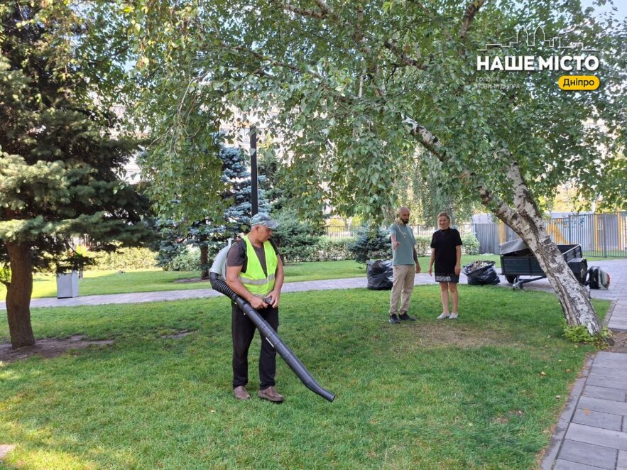 Для безпеки та комфорту мешканців: у парках і скверах Дніпра ведуть боротьбу з агресивними рослинами