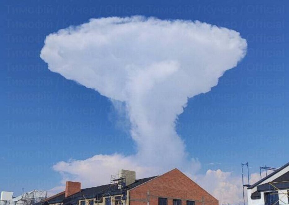  Над Дніпром зафіксували незвичайну хмару-"гриб"